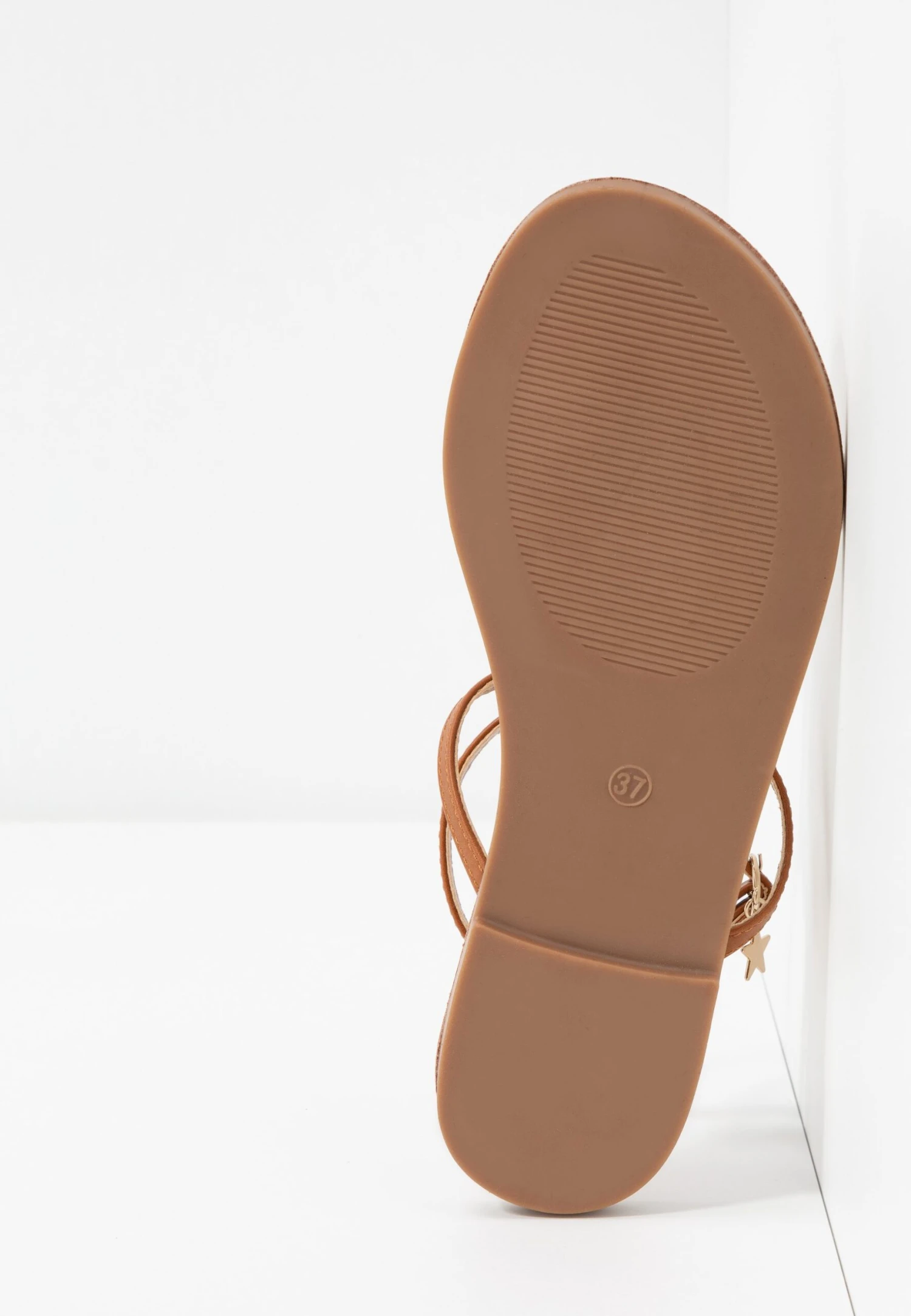 Even&Odd Tongs - Cognac 9 Even&Odd Tongs - Cognac – Image 7