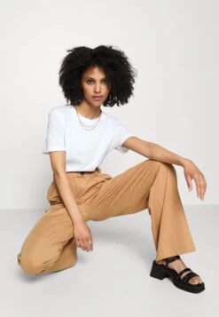 Petite Business Casual Wide Legs With Front Pleats - Pantalon Classique - Beige 11 Petite Business Casual Wide Legs With Front Pleats - Pantalon Classique - Beige -Even&Odd 76a1b0814ce6475195d0c38eab76c036