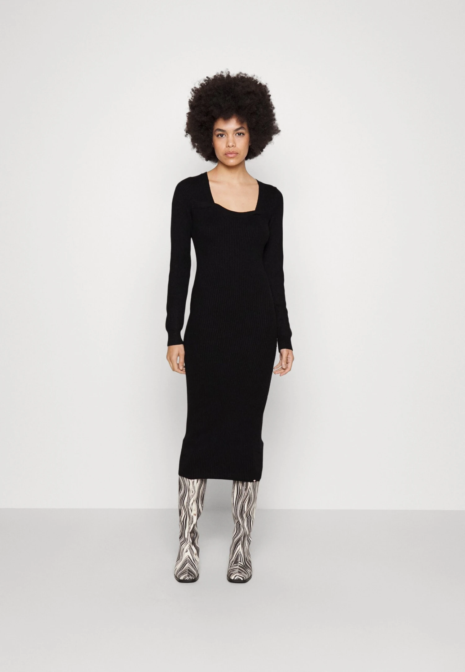 Even&Odd Robe Pull - Black 3 Even&Odd Robe Pull - Black